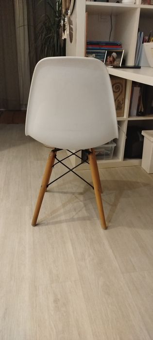 Cadeira com pés em madeira