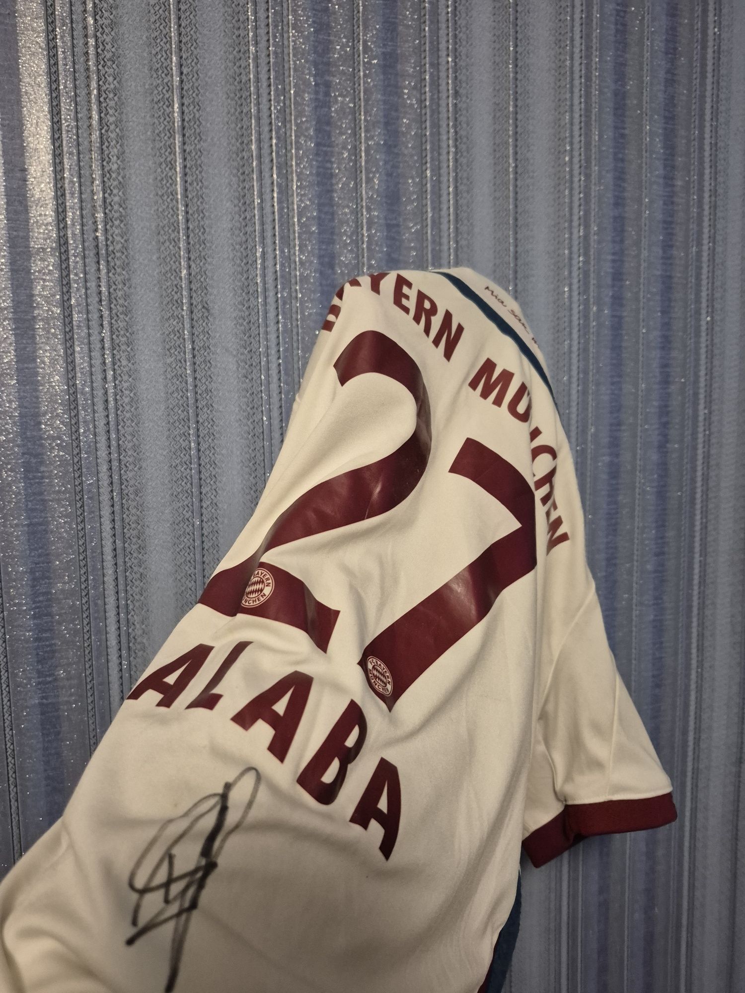 Футболка Баварії з підписом David Alaba Оригінальний підпис