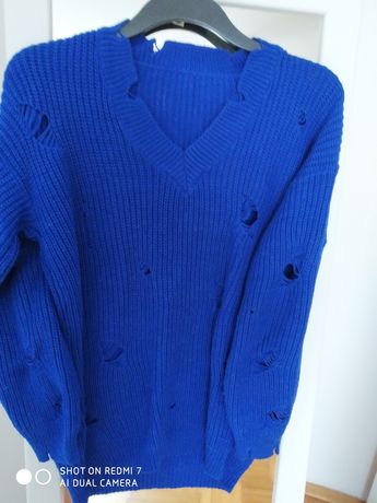 Swetr niebieski z dziurami
