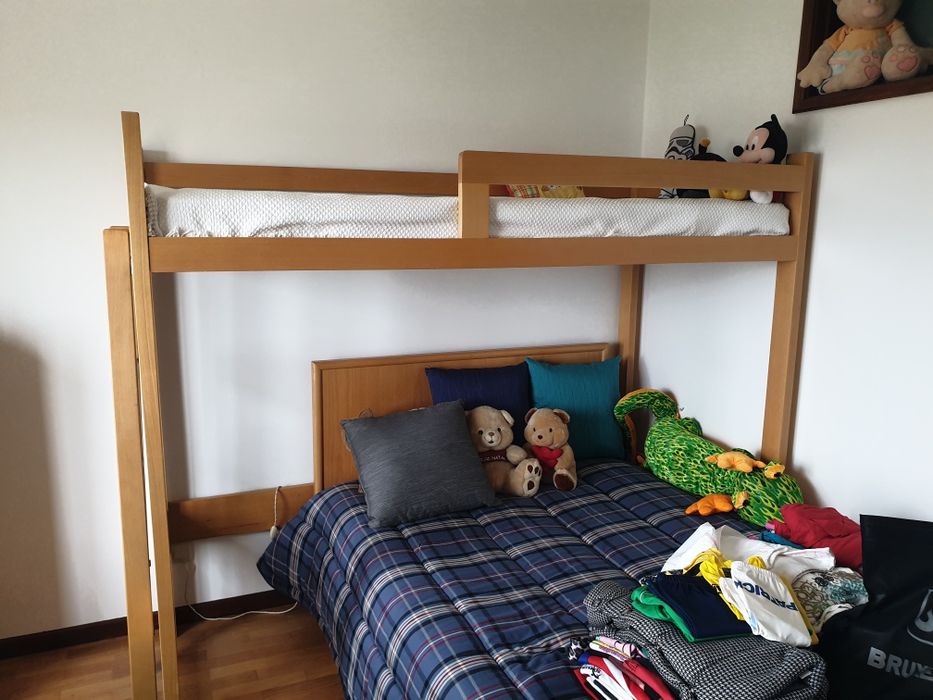 Cama alta tipo beliche