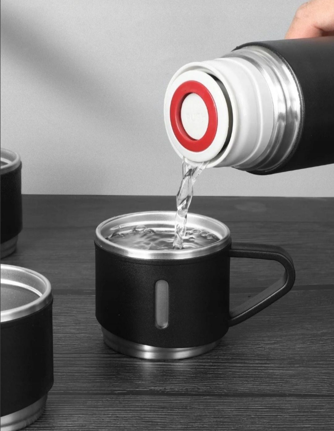 Termos turystyczny termiczny 0,5L 3 kubki bidon pojemnik kubek na wodę