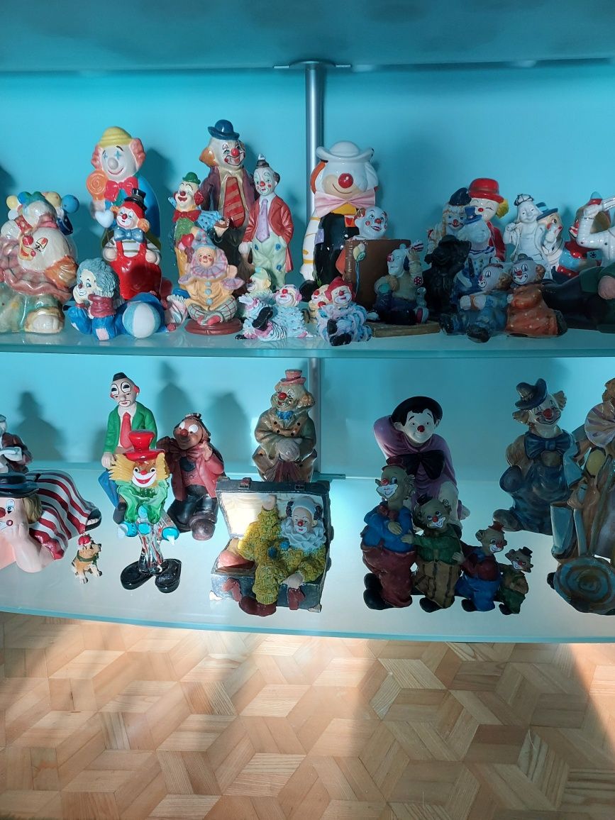 Niepowtarzalna kolekcja figurek klaunów.