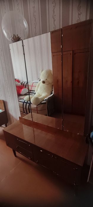 Продам трюмо з дзеркалом