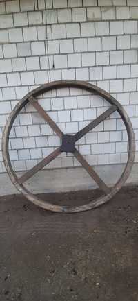 Duże drewniane koło