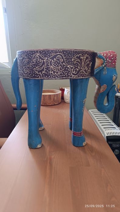 Banco Pequeno ou mesa de Apoio Elefante Gato Preto