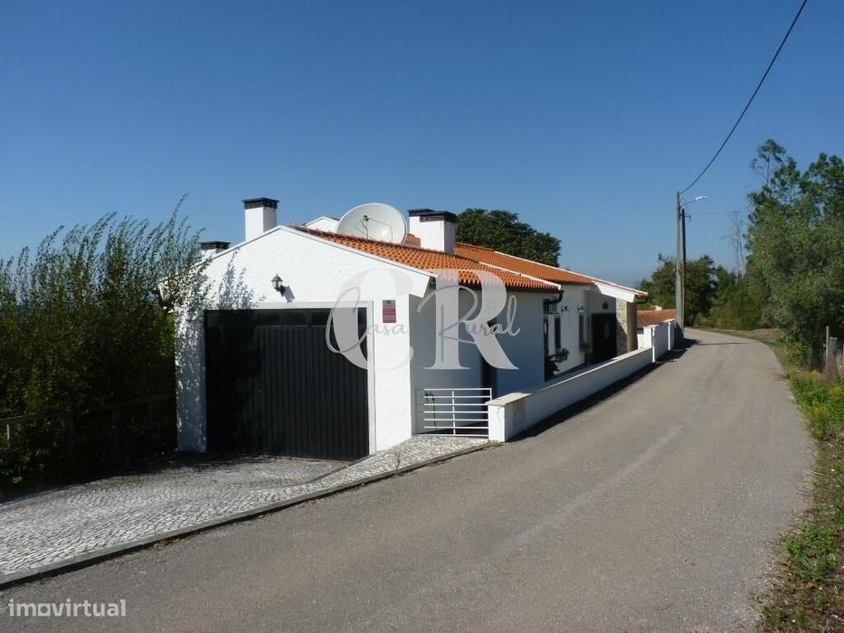 Casa isolada de 3 quartos com piscina, garagem, poço e vistas deslumbr