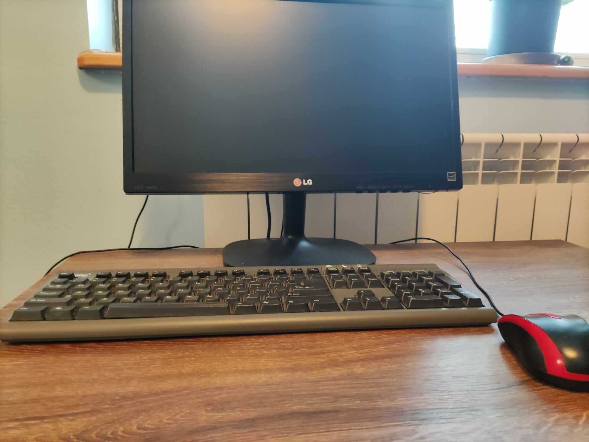 Sprzedam komputer stacjonarny z akcesoriami
