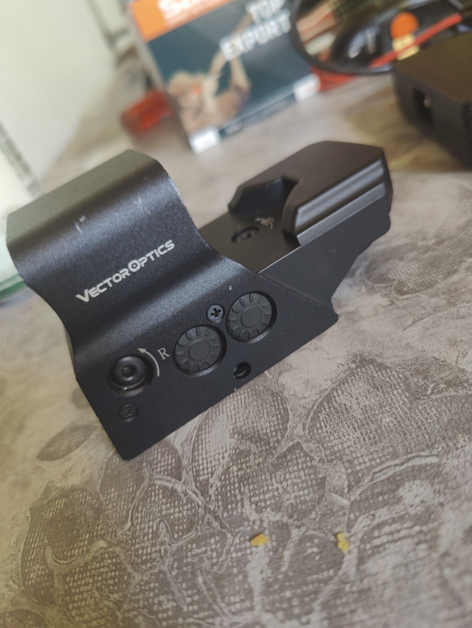 Приціл каліматорний VectorOptics
