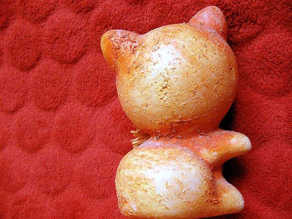 Kot - rudy kotek z kokardą - figurka ceramika - 10 x 6 x 6 cm