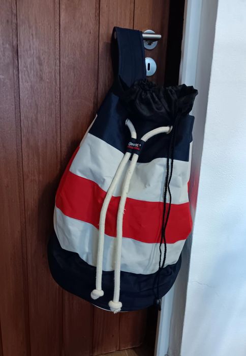 Saco grande, muito bom com várias utilidades.