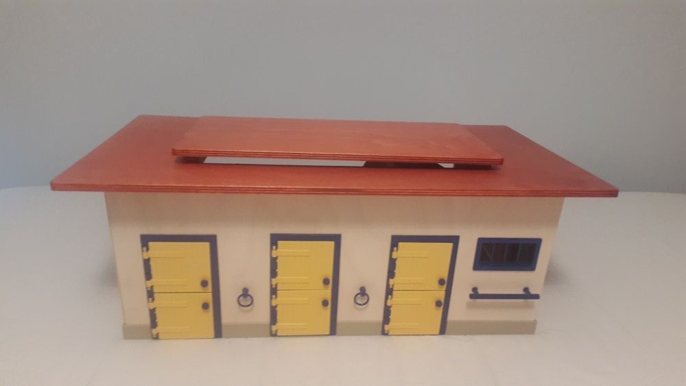 cavalariça com animais e atrelado