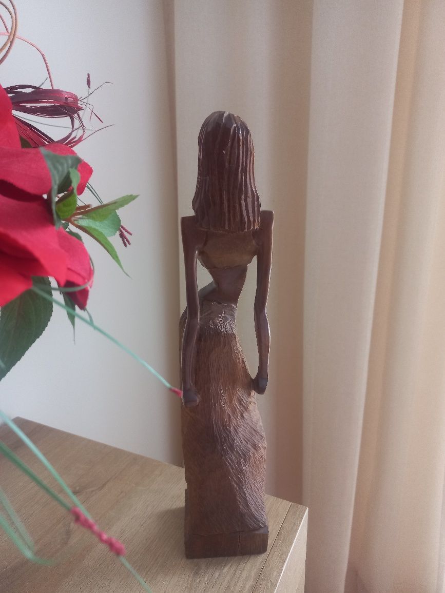 Figurka rzeźbiona.