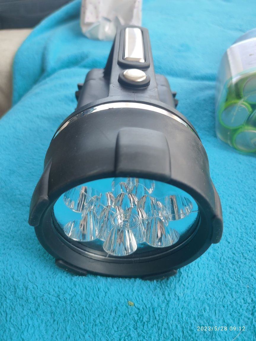 Ładowarka plus akumulatory R20 plus latarka led