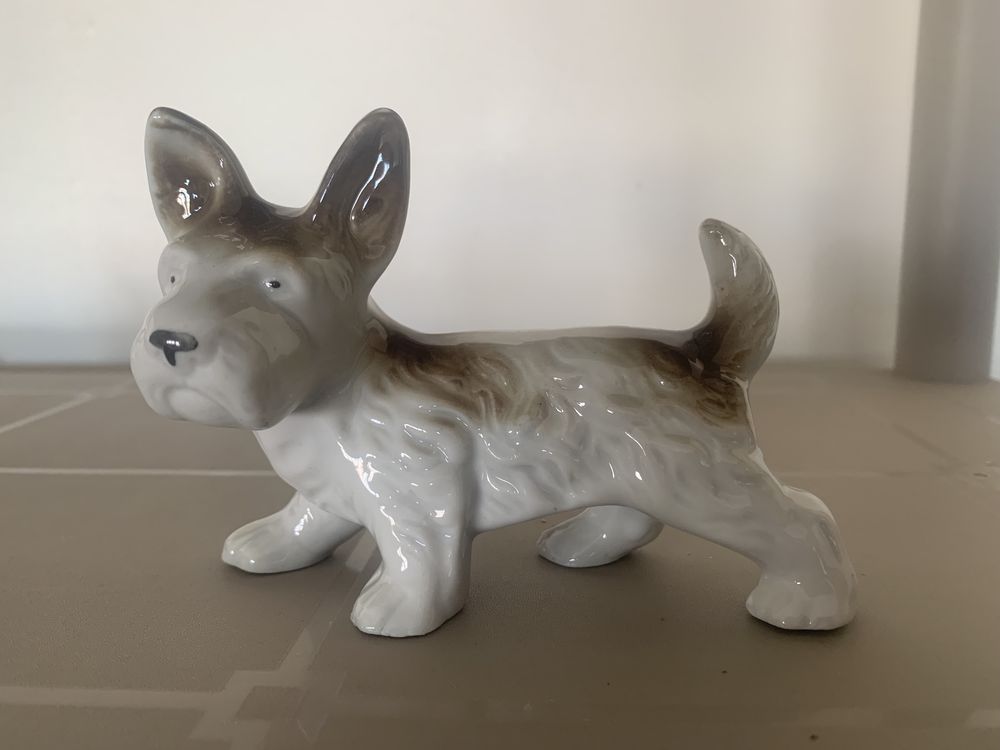 Cão em porcelana leitosa