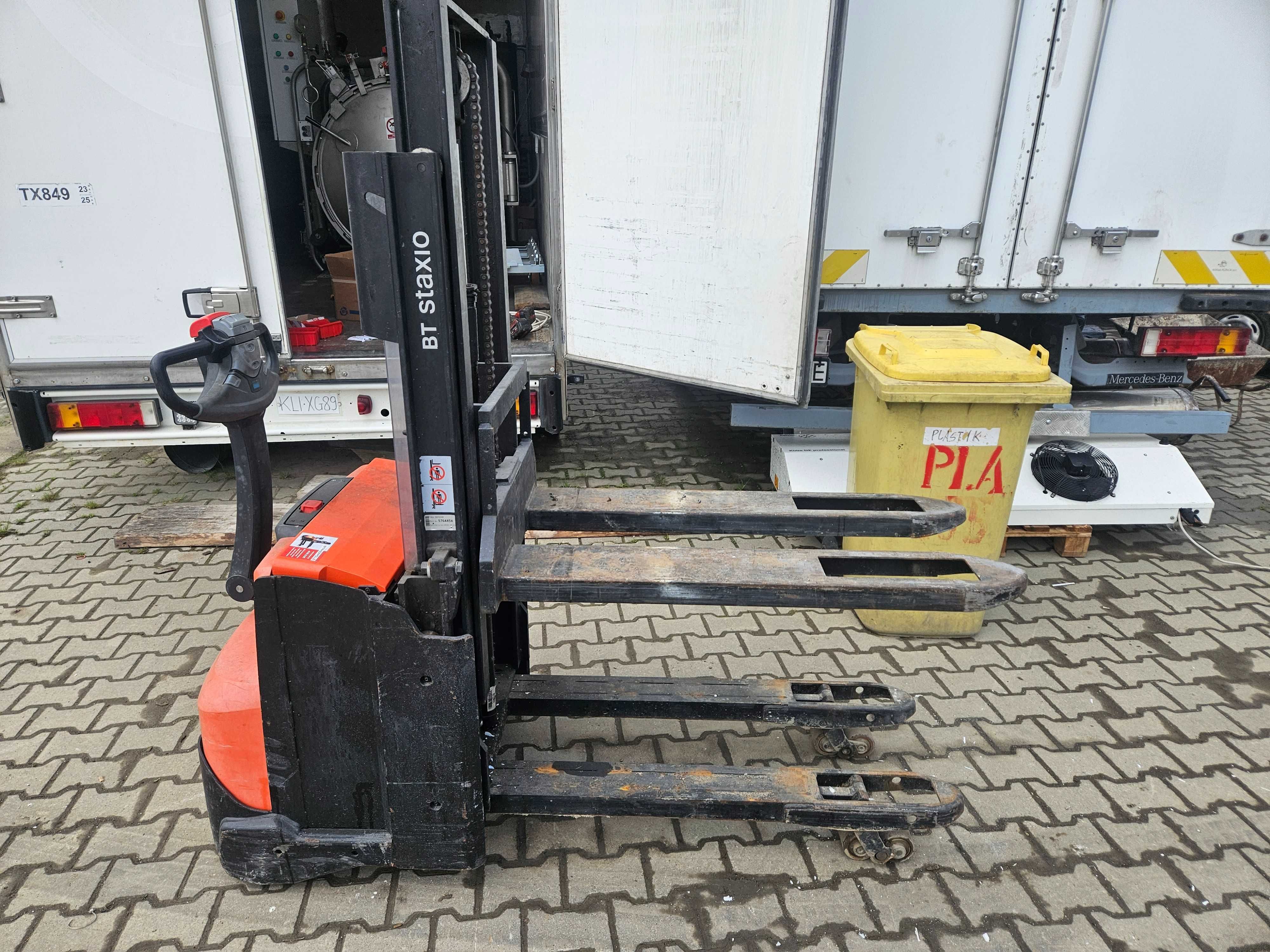 Paleciak elektryczny wózek podnośnikowy Toyota BT SWE200d 2016