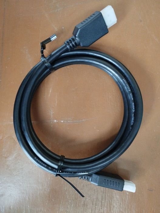 Кабель HDMI - HDMI. Дуже якісний, йшов у комплекті з монітором.