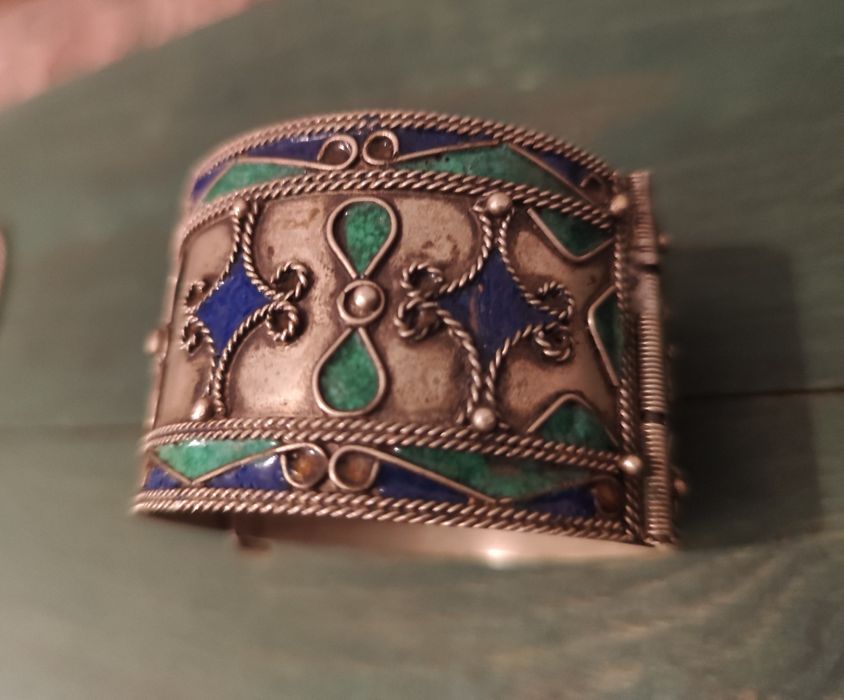 Pulseira e pendente em esmalte e Jade. Valor individual