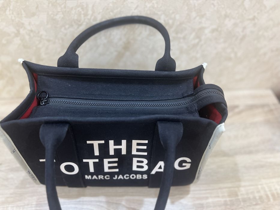 Сумка чорного кольору THE TOTE BAG
