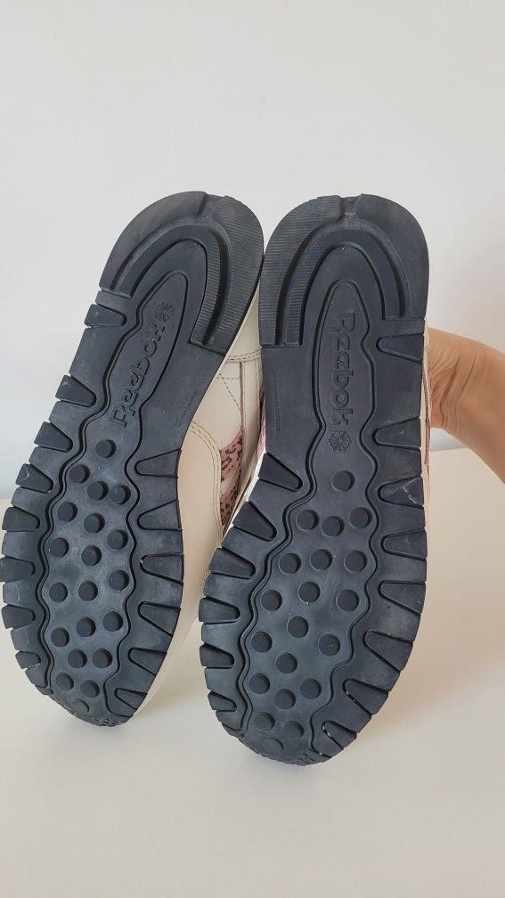Фірмові шкіряні кросівки Reebok (39- 25 см)