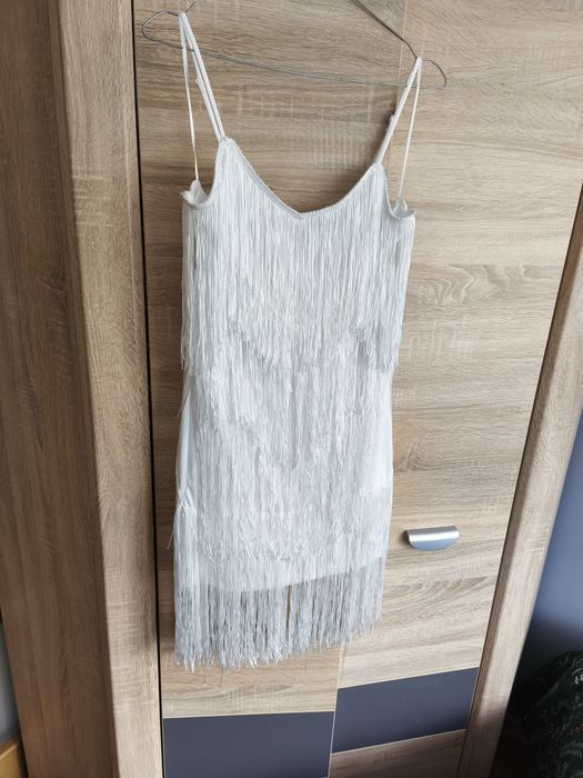 Sukienka biała lekka z frędzelkami