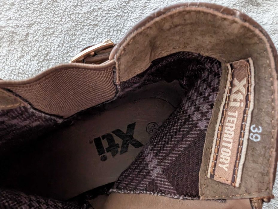 Brązowe eleganckie buty botki kozaki jak skóra węża ćwieki XTI  39