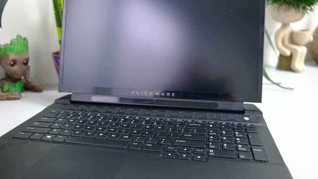 Alienware M17 R2 i7- 9750 H 16 512 SSD GTX 1660Ti  17,3 FHD 144hz