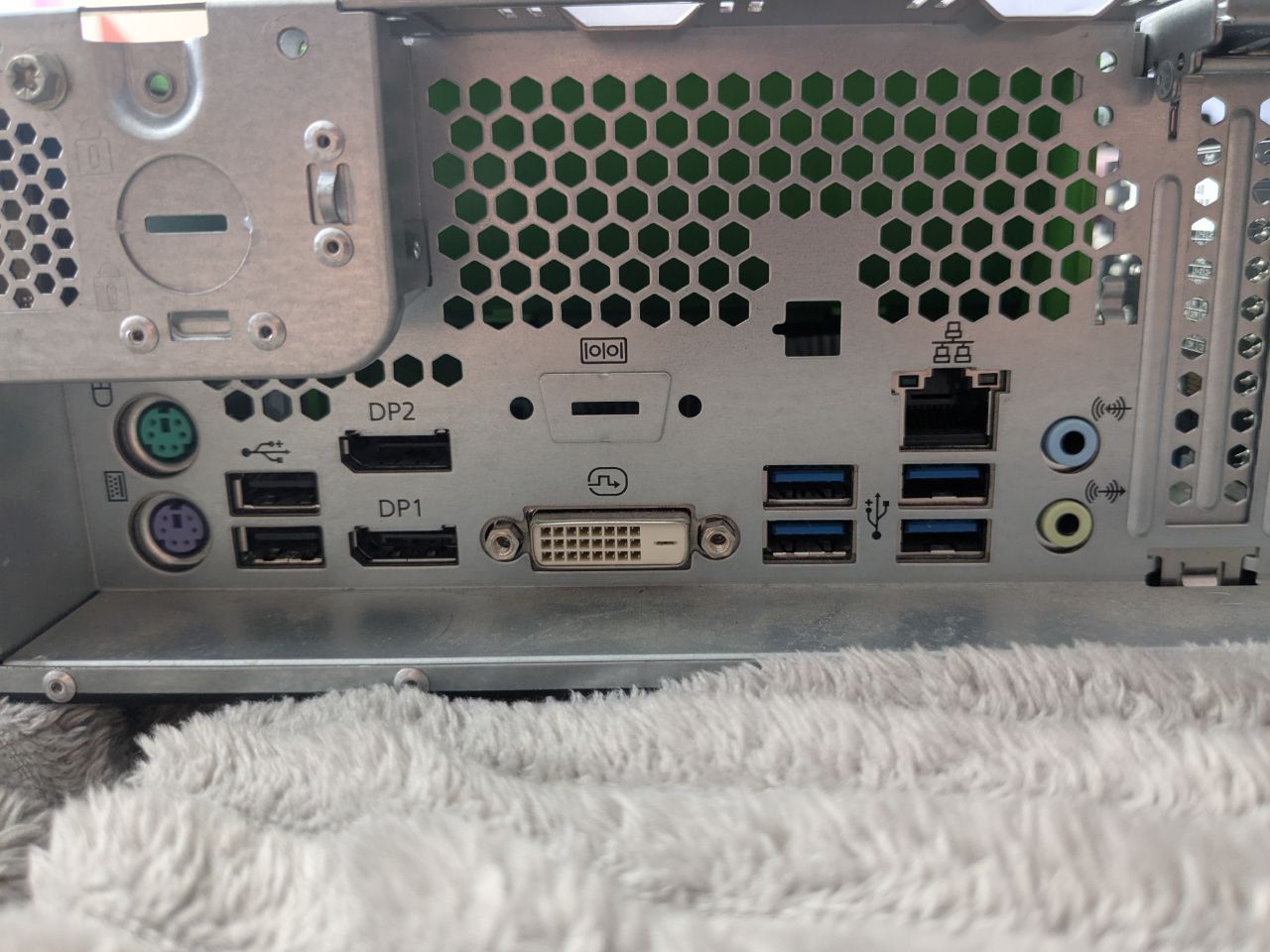 Fujitsu ESPRIMO D738 i3-8100 / 4GB DDR4 / 128GB SSD

Intel Core i3-810