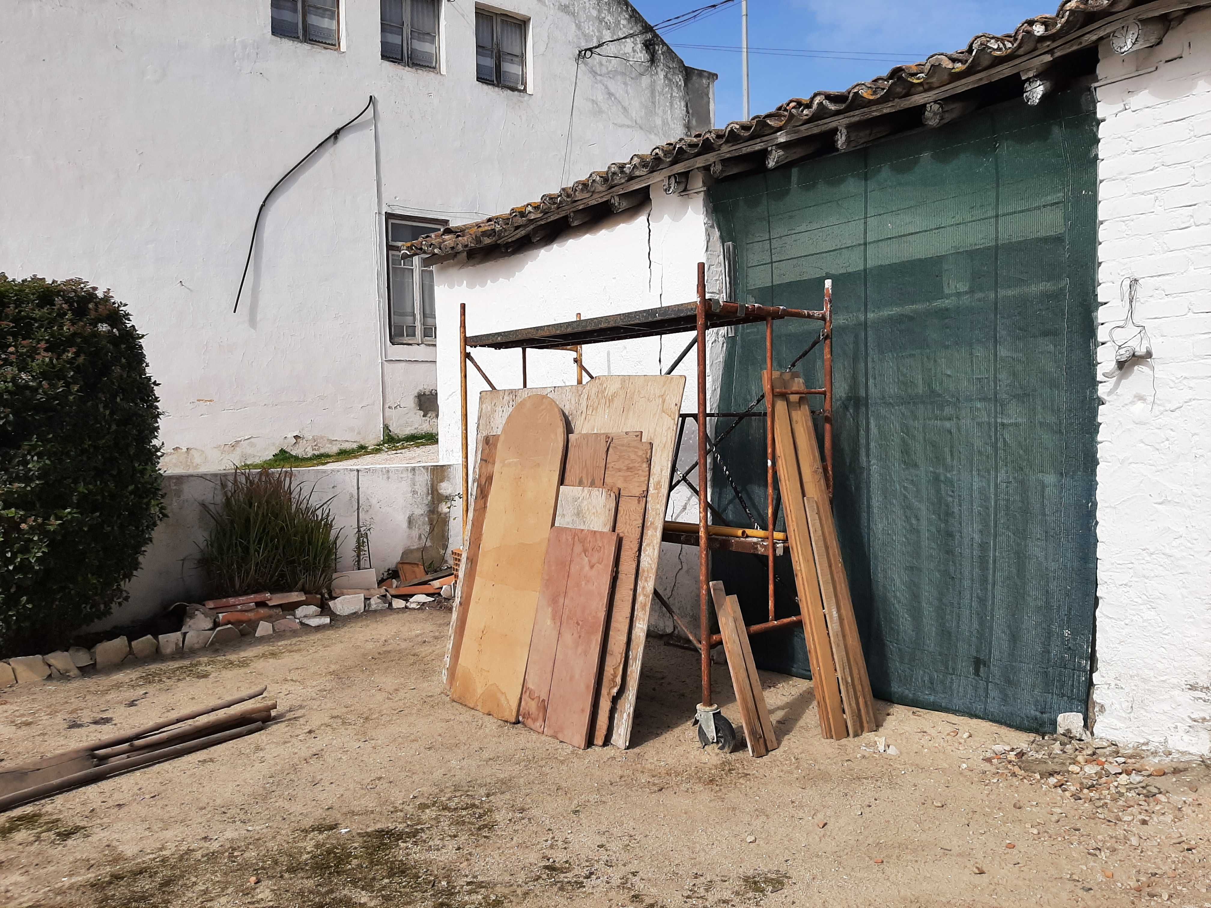 Sanefa em madeira para cortinados. e chapas em madeira.