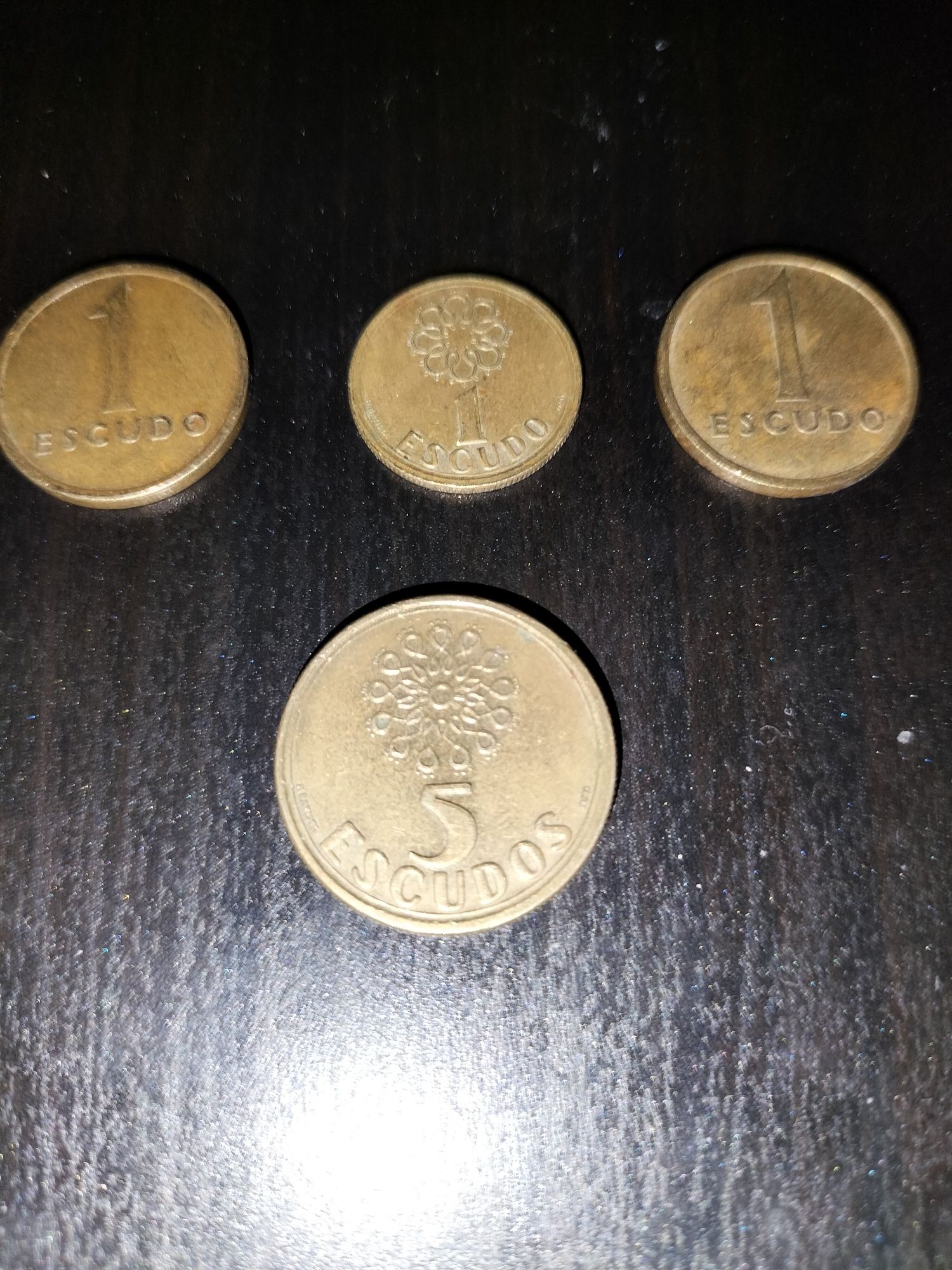 Moedas antigas de 1 e 5 escudos