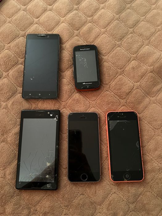 Телефони на запчастини