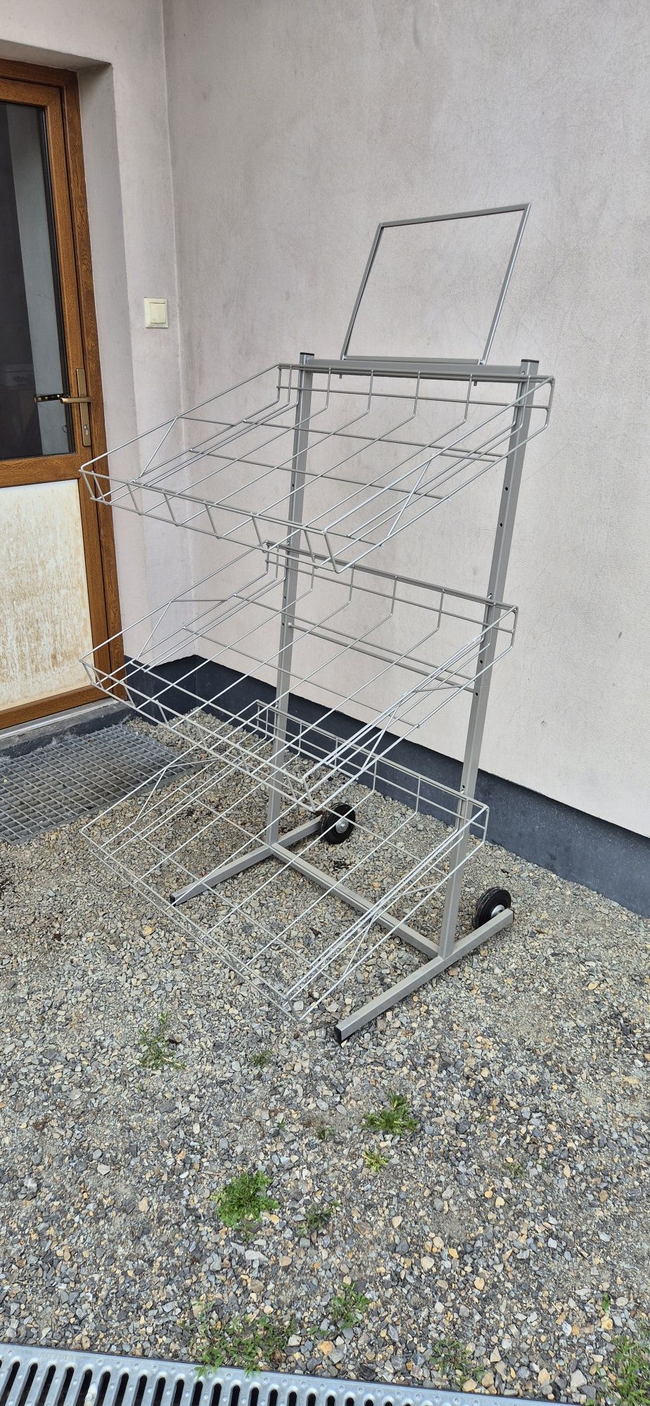 Stojak ekspozytor sklepowy targowy cztery kosze.