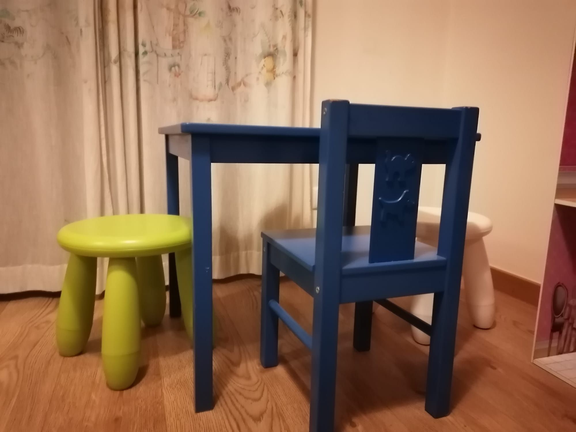 Mesa criança e cadeira azul, um banco, candeeiros teto e parede