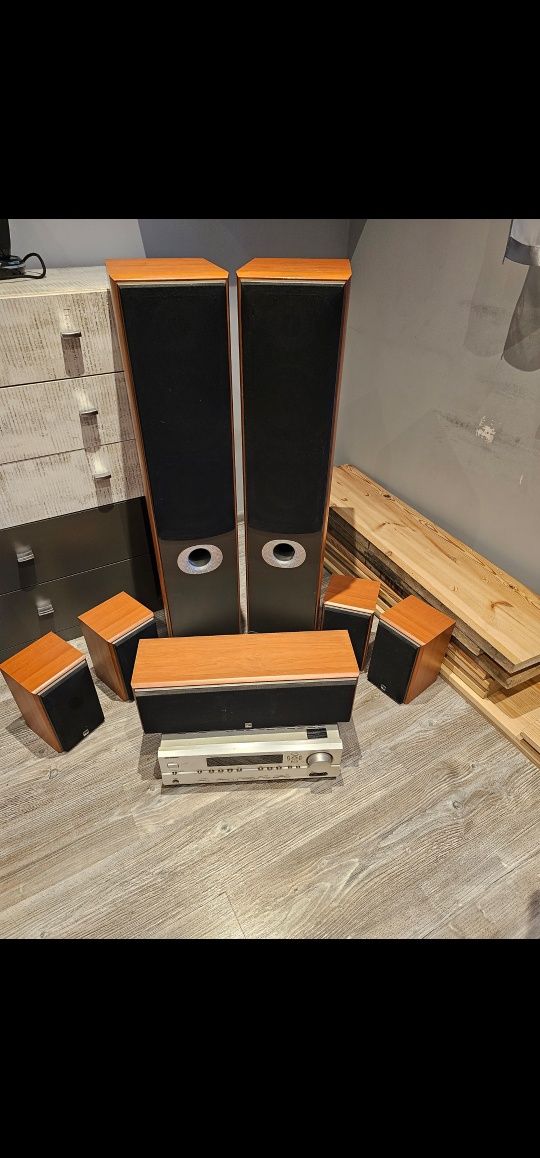 Kino domowe Amplituner Onkyo TX-SR504E plus zestaw głośników.