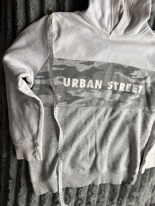 Чорні футболки та худі