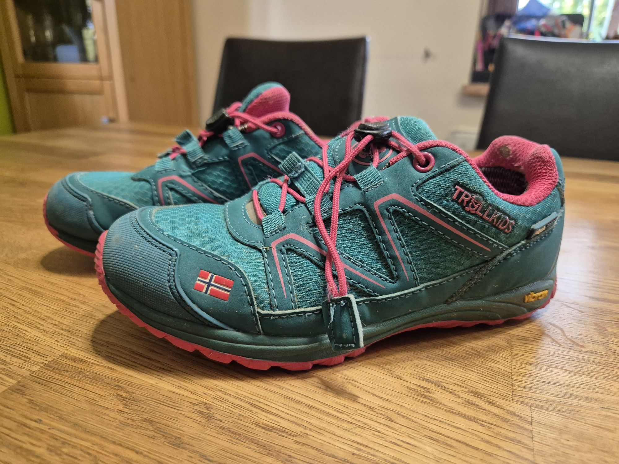 Buty trekingowe firmy Trollkids, rozmiar 34
