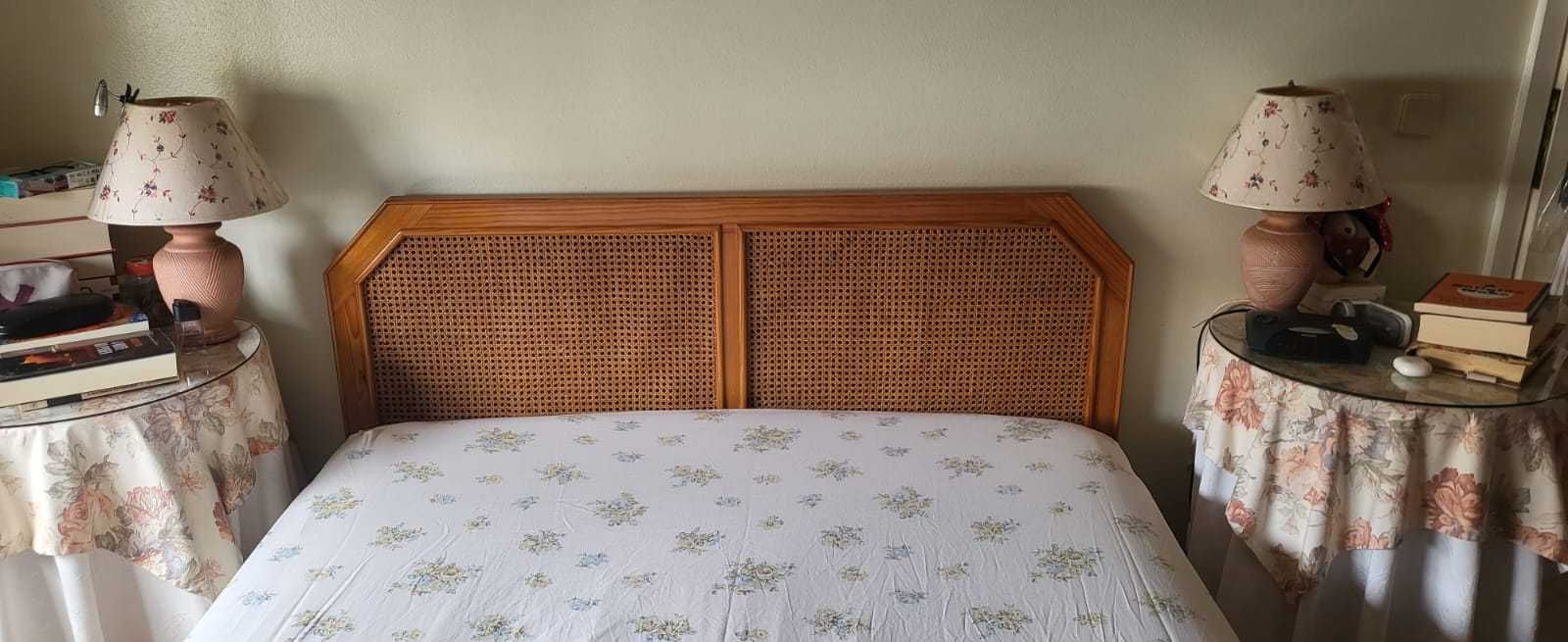 Cama sommier, pinho maciço, cabeceira, 2 gavetões e colchão impecável
