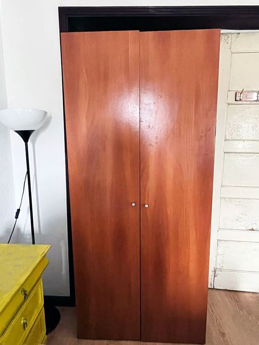 Roupeiro com duas portas