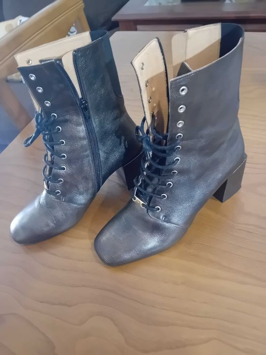 Botas em pele castanhas com atacadores e feixe lateral