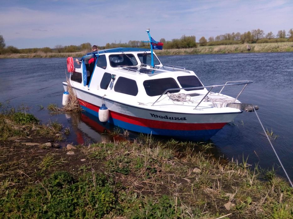 Łódź kabinowa z silnikiem zaburtowym Honda z przyczepą