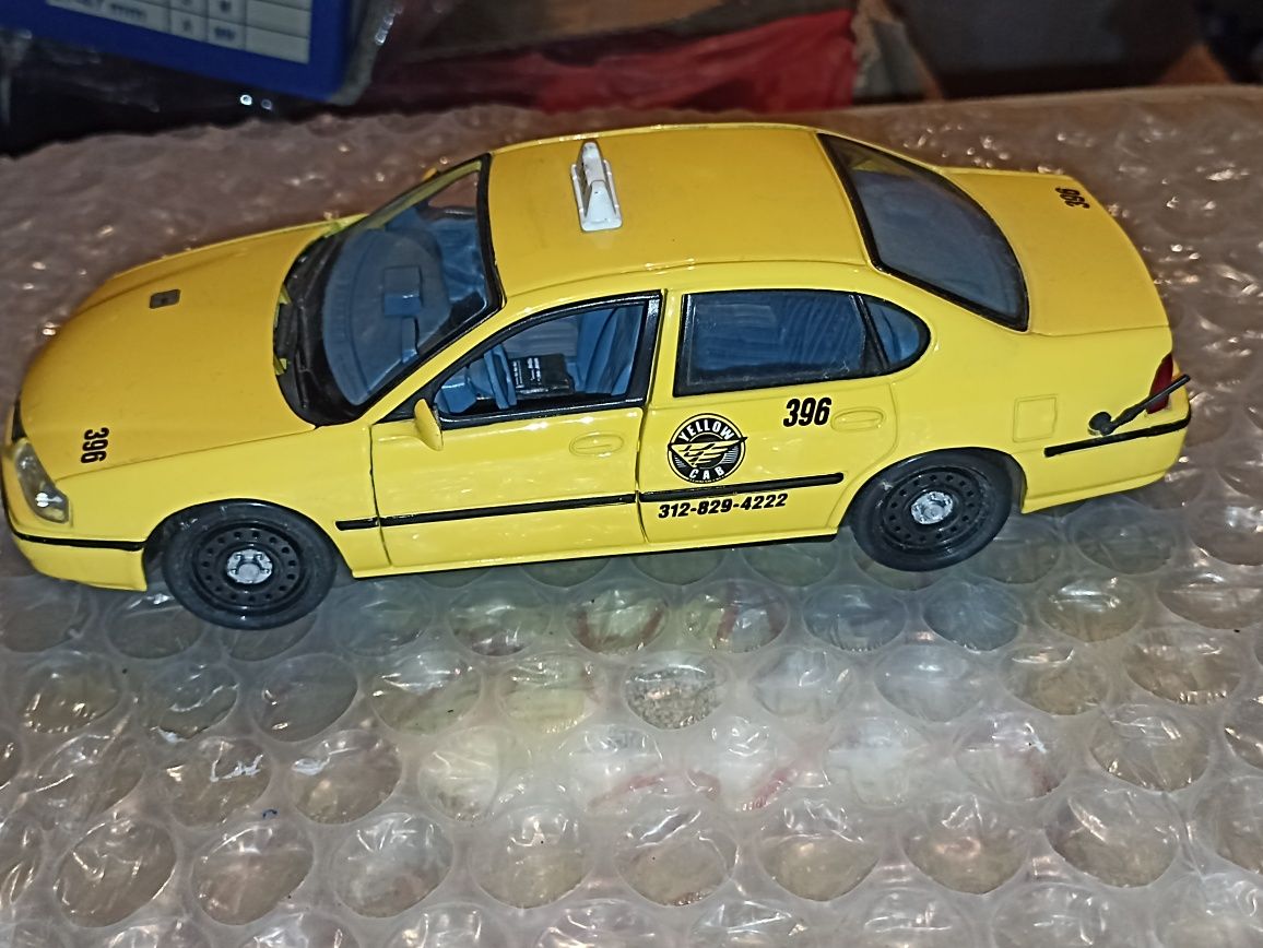 Model Chevrolet Impala 2000 Yellow Taxi Majsto 1:24
