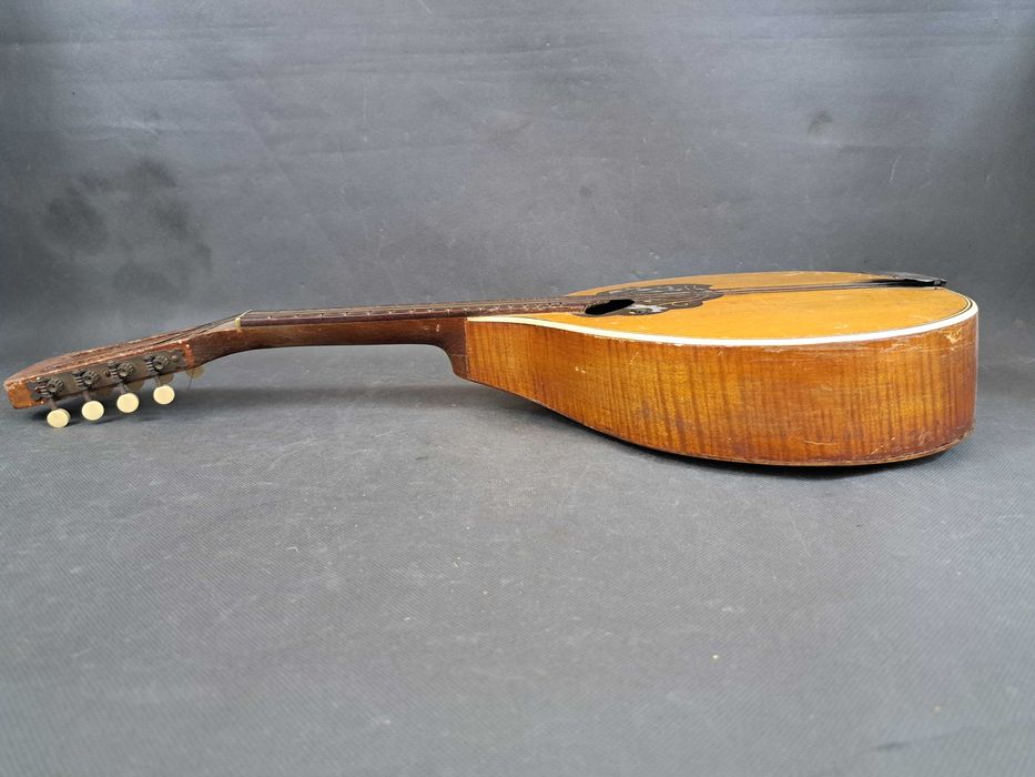 Stara mandolina intarsjowana masą perłową