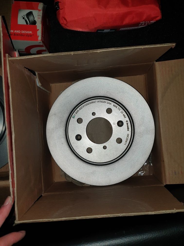 Suzuki swift V (mk7) komplet tarcz, klocki hamulcowe BREMBO