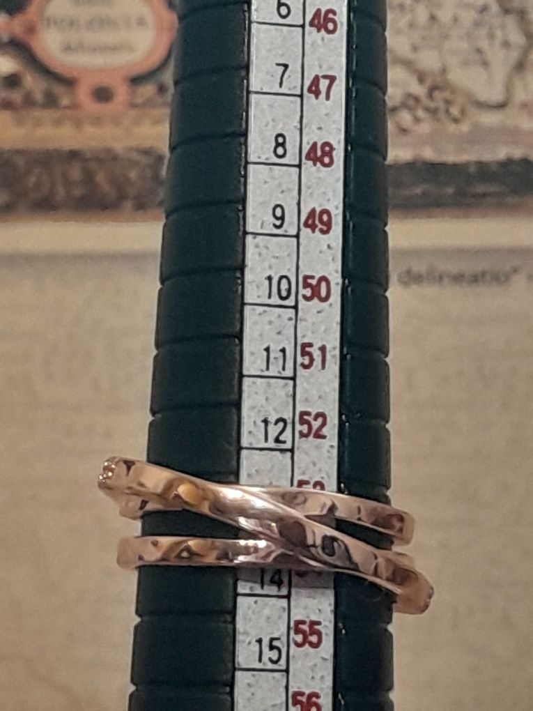 Masywny pierścionek Trzy Spliecione pasma Pave