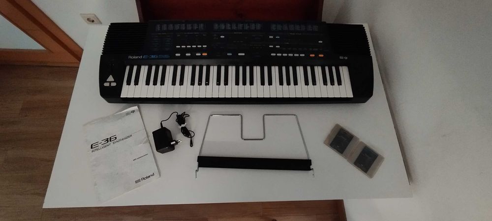 Teclado Roland E-36 (Intelligent Synthesizer)