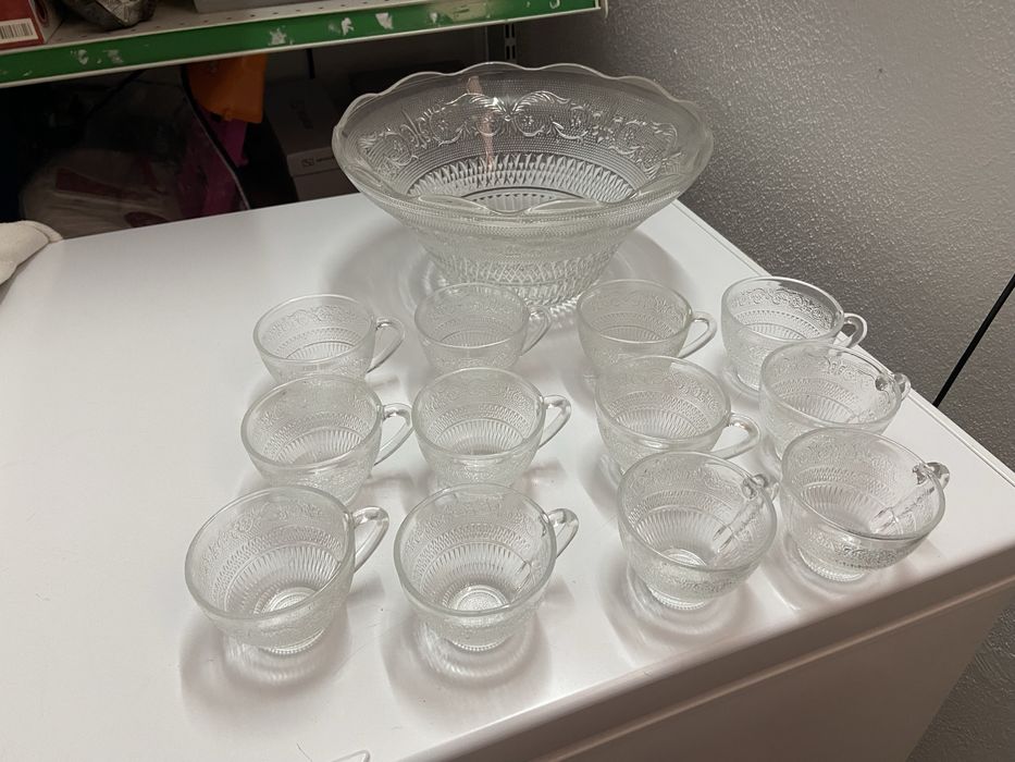 Uma tigela grande com 12,tacinhas igiais