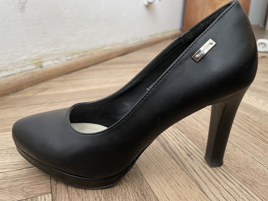 Czarne buty na obcasie