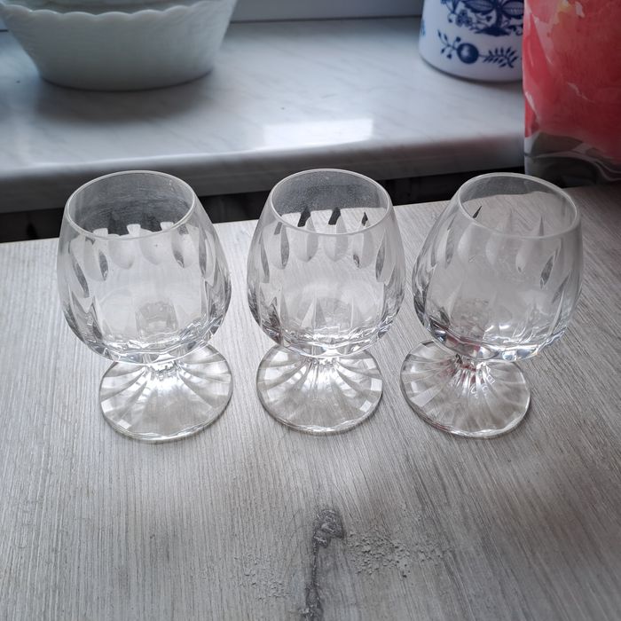 Kryształowe kieliszki do koniaku