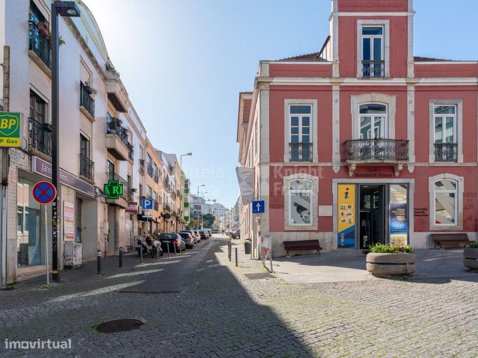 Apartamento T4 com garagem para venda em Cacilhas