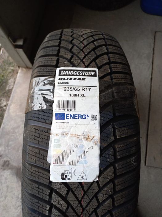 Продам Новую резину 235 65 17 Зима