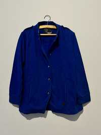 Klasyczny płaszcz w kolorze królewskiego błękitu